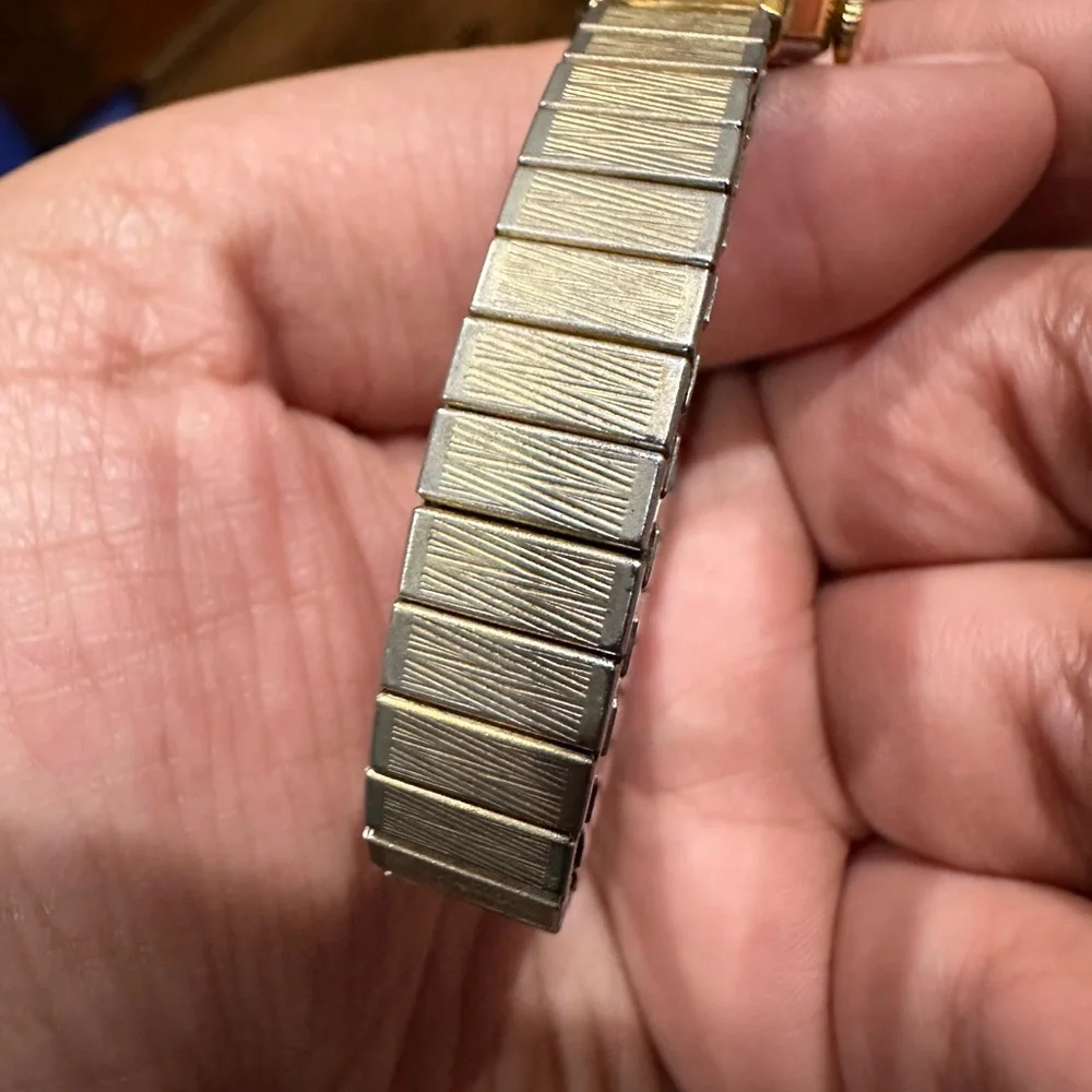 *WORKING* Timex women's gold tone watch. Small iridescent face. Stretch bracelet